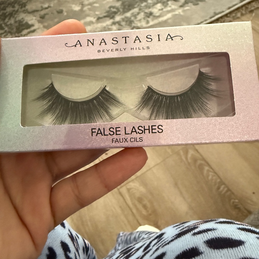 Anastasia Beverly Hills Faux Cils - Dramatic Black Lashes - Picture 2 of 3